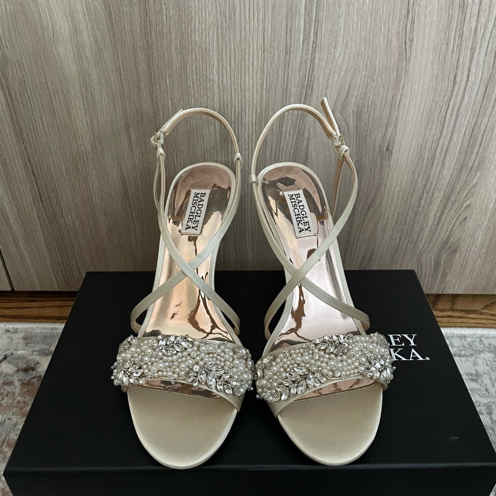 BADGLEY MISCHKA Clarisa Embellished Wedge Sandal Never Worn! Sz 9